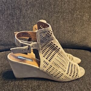 🩶🤎 Halogen Perforated Gray Wedge Sandals